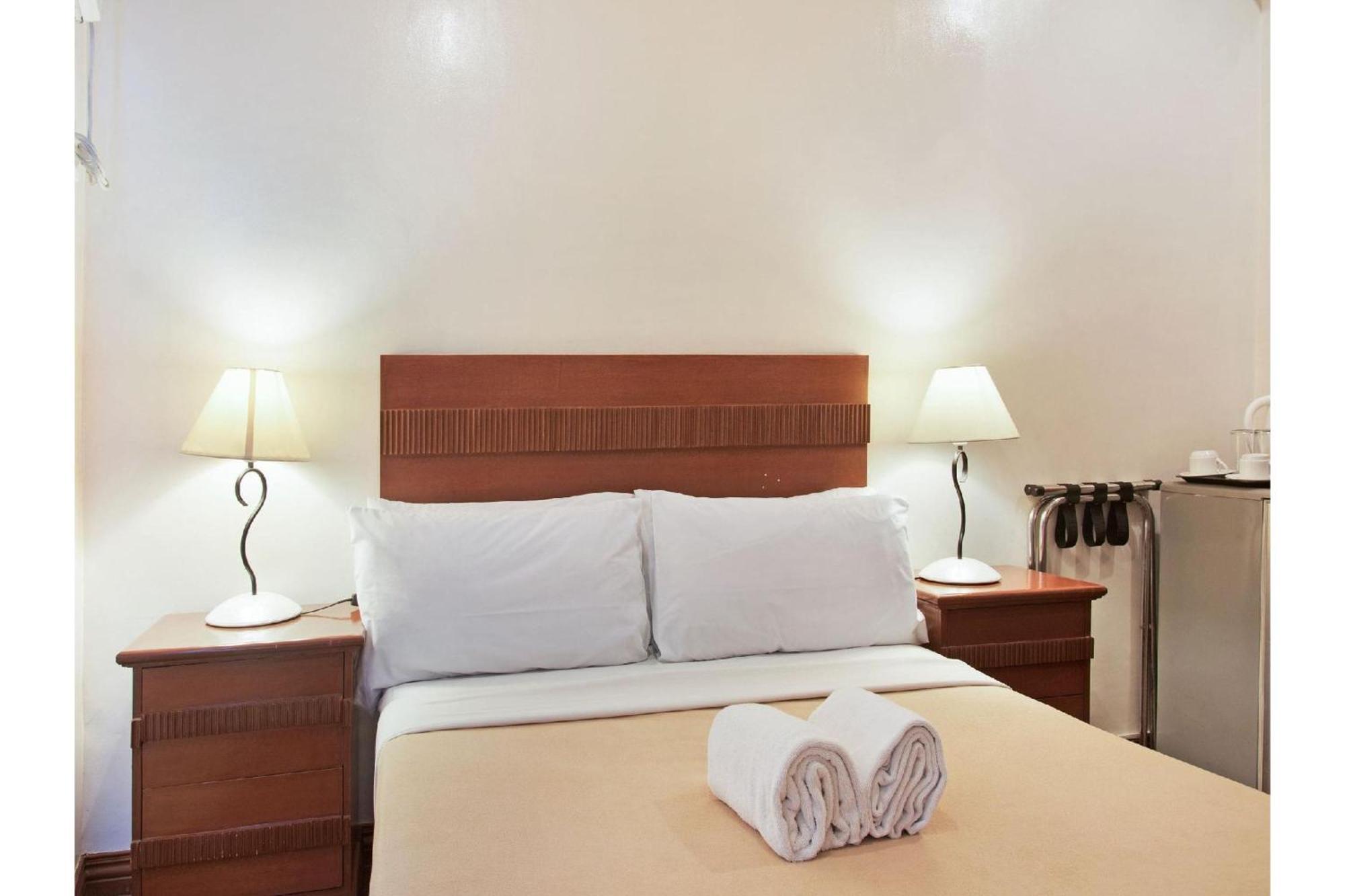Townhouse Oak Avitel Hotel Near Osmena Highway, Pnr Pasay Station, Metro Manila Makati City Екстер'єр фото