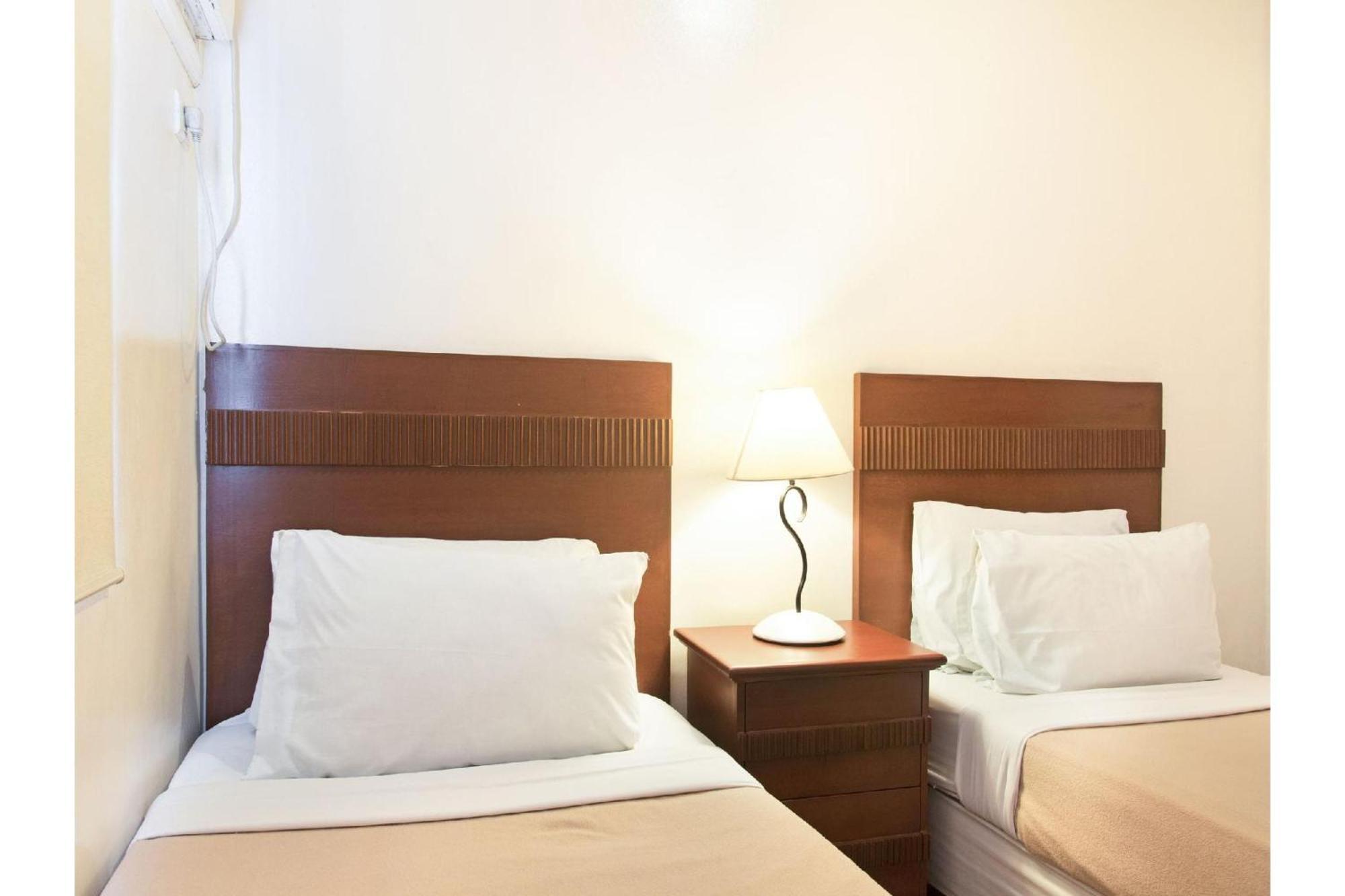 Townhouse Oak Avitel Hotel Near Osmena Highway, Pnr Pasay Station, Metro Manila Makati City Екстер'єр фото